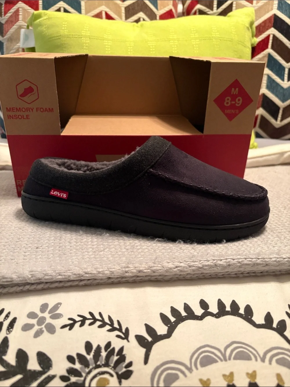 NIB Levi’s Memory Foam Unisex Slippers Medium Size 8-9